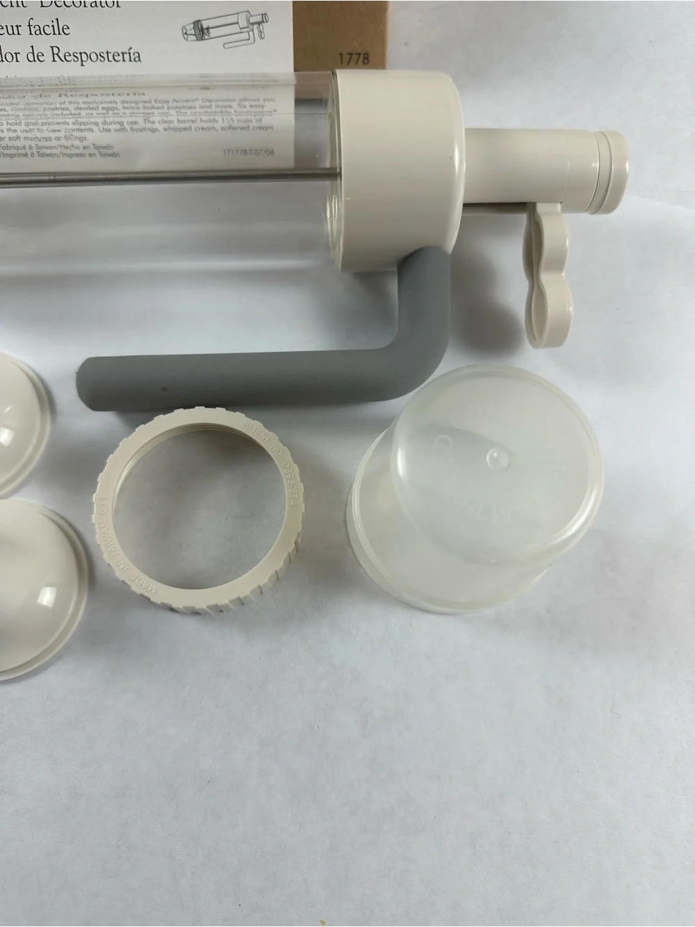 The Pampered Chef Easy Accent Decorator Set in White and Clear with Gray Handle